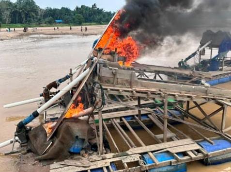 Respon Aduan Warga, 48 Rakit Tambang Emas Ilegal di Sungai Kuantan Dimusnahkan